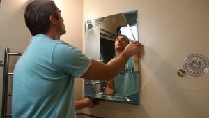 Установка зеркала в ванной в Заречном