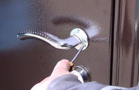 Замена дверной ручки металлической двери в Заречном