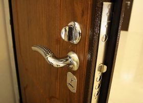 Замена входной двери в квартире в Заречном