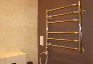 Установка электрического полотенцесушителя в ванной в Заречном